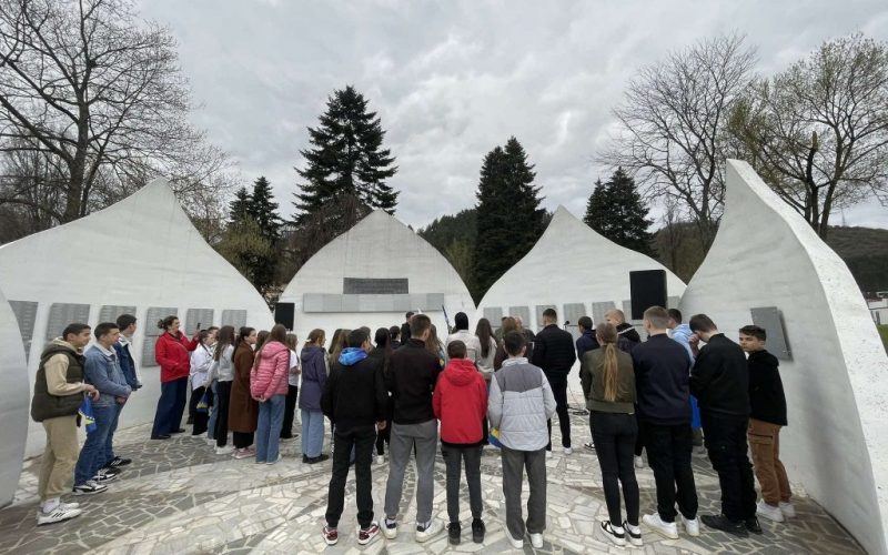 Povodom Dana Armije R BiH položeno cvijeće i odata počast na Centralnom šehidskom spomen – obilježju