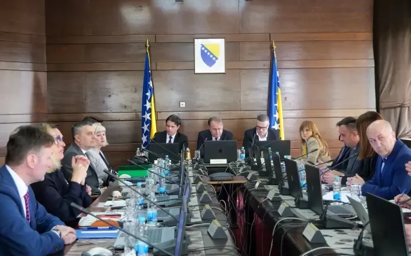 Vlada FBiH je zadužila za 10 miliona KM, pa povećala naknade ministarstvima i savjetnicima za stanove