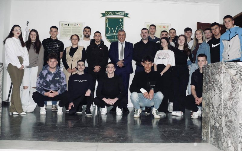 DIJALOG MLADIH I VLASTI U DONJEM VAKUFU