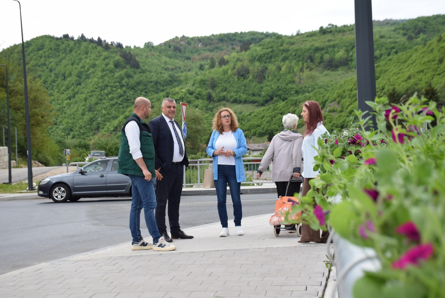 Cvijeće i dekorativno zelenilo krase Most Alija Izetbegović u Donjem Vakufu