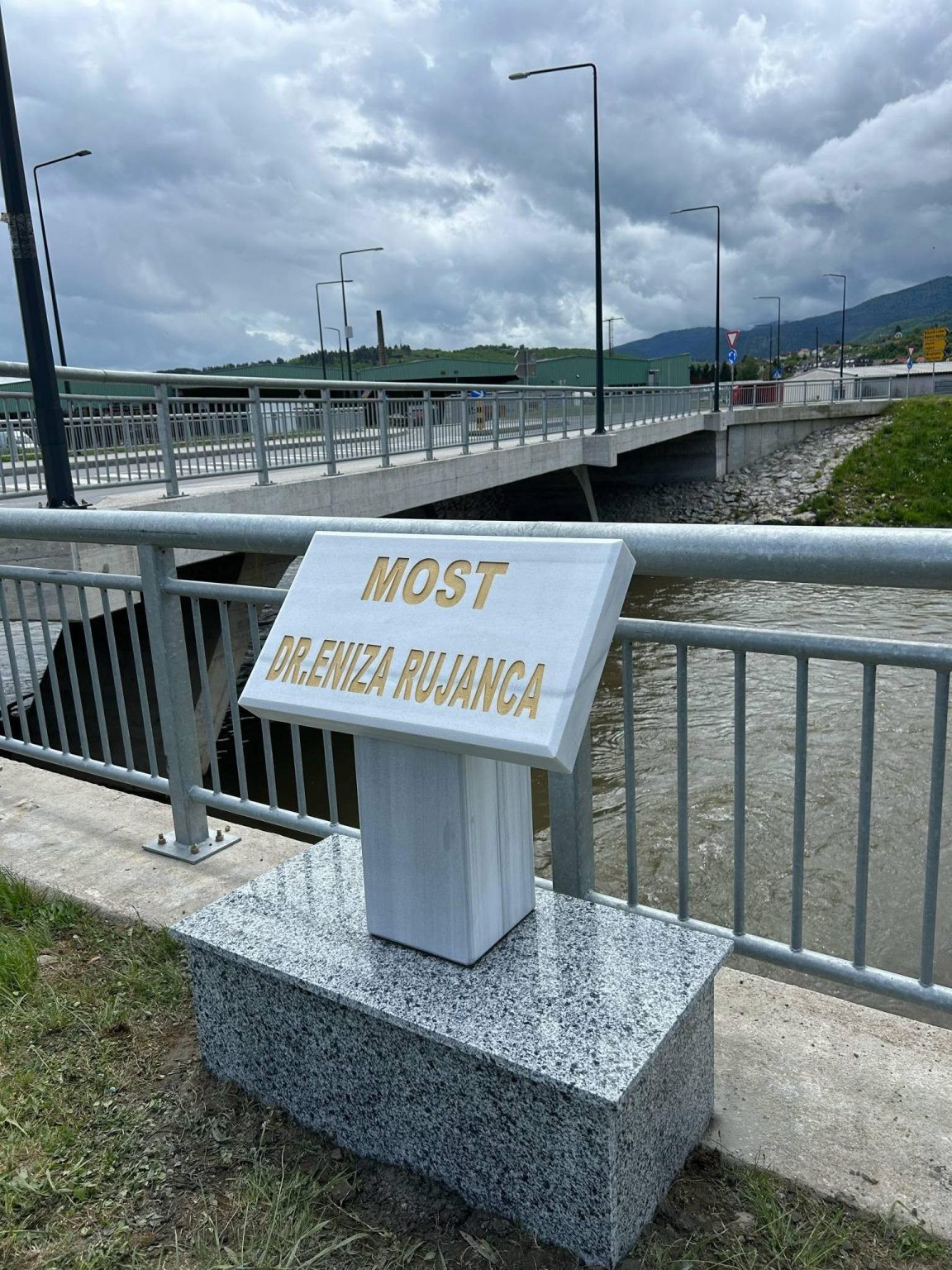 Postavljena ploča na novom mostu koji nosi naziv dr. Eniz Rujanac
