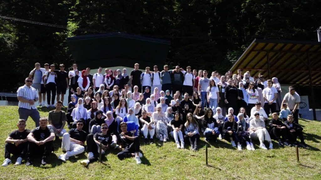 Na ajvatovačkoj livadi počeo Omladinski kamp