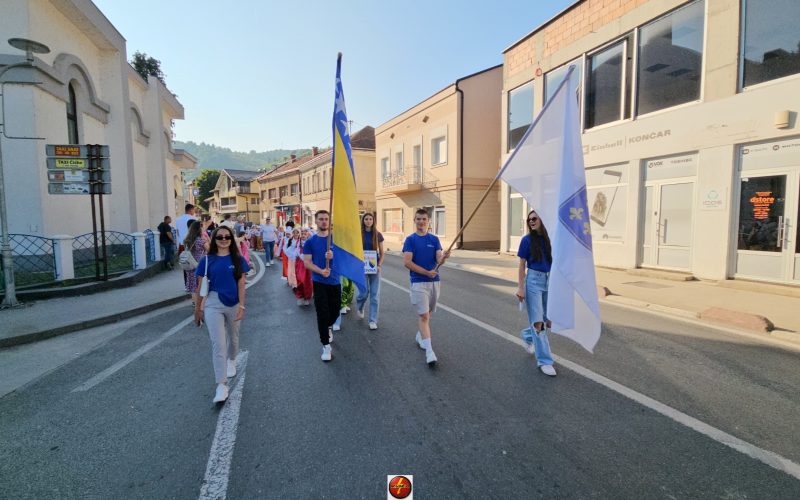 VIDEO: Defile učesnika 5.Smotre dječijeg folklora i svečano otvaranje manifestacije