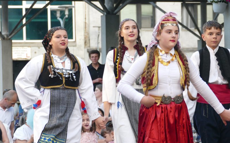 U prelijepom ambijentu na Trgu Ibrahim-bega Malkoča u Donjem Vakufu,održana je 5.Smotra dječijeg folkora