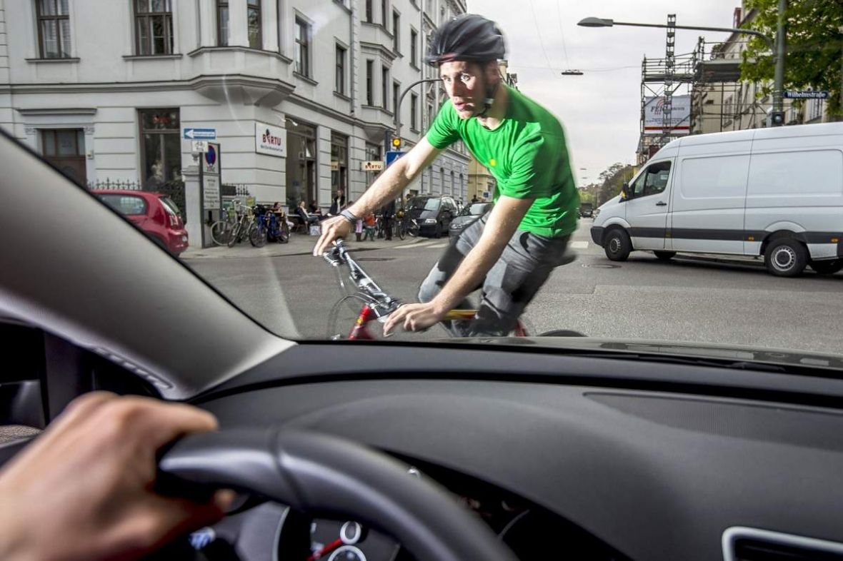 OPREZ na povećan broj motociklista i biciklista na kolovozu