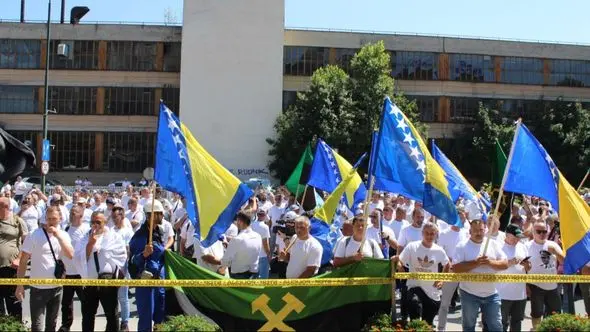 Rudari ispred zgrade Vlade FBiH: Jel treba neka porodica da se ubije da bi se oni sažalili prema rudarima