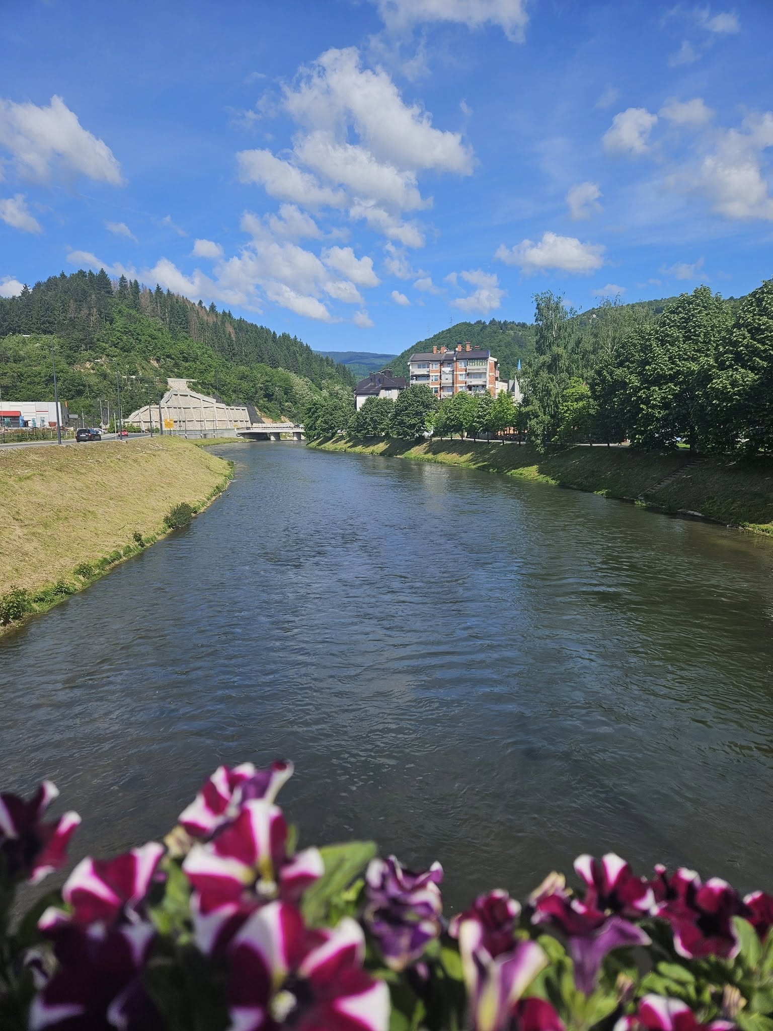 Jutro maglovito a preko dana sunčano