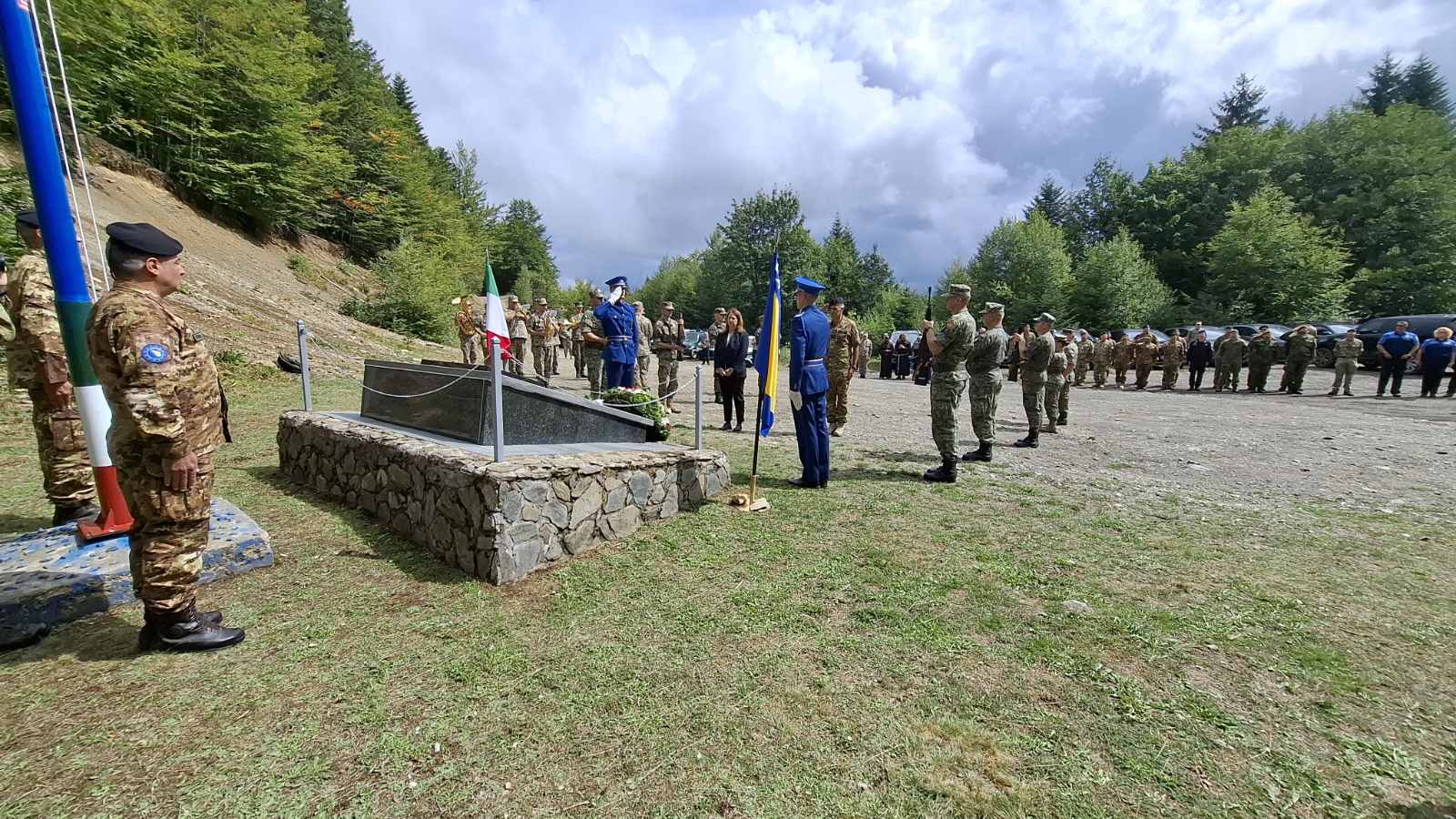 MUP SBK – “Predstavnici MUP-a SBK-KSB Travnik prisustovali obilježavanju stradanja 4 avijatičara na planini Zec”