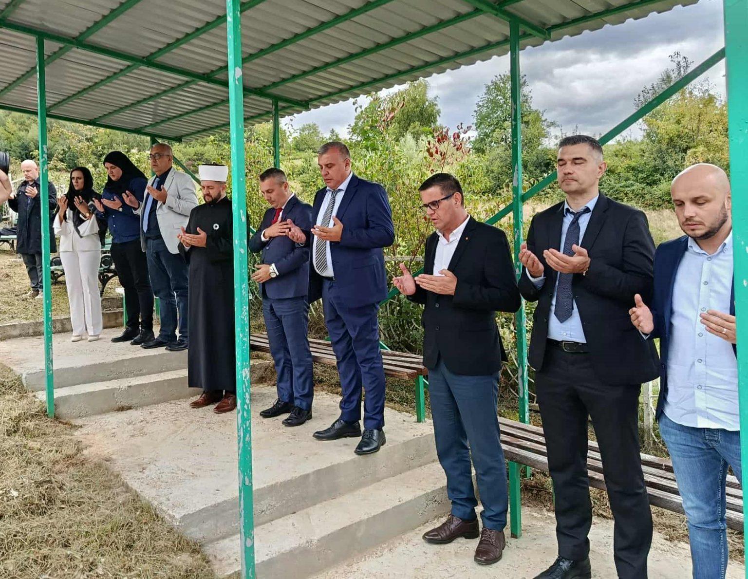 Na 30. godišnjicu oslobođenja Donjeg Vakufa odata počast najboljim sinovima domovine posjetom šehitluku u Kotezima