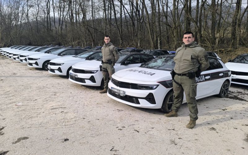 Donji Vakuf – MUP SBK: Uručeno 25 novih službenih vozila marke Opel Astra