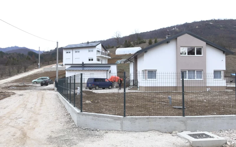Donji Vakuf – Mještani Buturović Polja useljavaju u kuće čiju je izgradnju finansirala Islamska zajednica u BiH