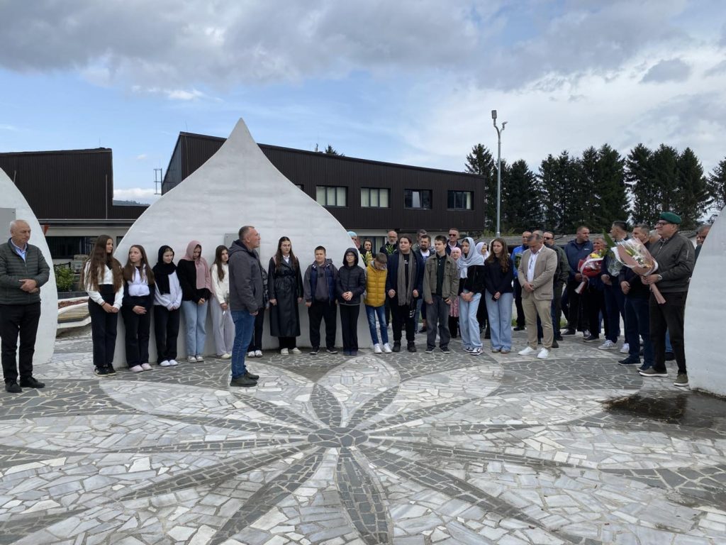 Donji Vakuf – P𝐨𝐯𝐨𝐝𝐨𝐦 𝟏𝟓. 𝐚𝐩𝐫𝐢𝐥𝐚 𝐃𝐚𝐧𝐚 𝐀𝐫𝐦𝐢𝐣𝐞 𝐑𝐞𝐩𝐮𝐛𝐥𝐢𝐤𝐞 𝐁𝐨𝐬𝐧𝐞 𝐢 𝐇𝐞𝐫𝐜𝐞𝐠𝐨𝐯𝐢𝐧𝐞, 𝐧𝐚 𝐂𝐞𝐧𝐭𝐫𝐚𝐥𝐧𝐨𝐦 š𝐞𝐡𝐢𝐝𝐬𝐤𝐨𝐦 𝐬𝐩𝐨𝐦𝐞𝐧 𝐨𝐛𝐢𝐥𝐣𝐞ž𝐣𝐮  𝐣𝐞 𝐩𝐨𝐥𝐨ž𝐞𝐧𝐨 𝐜𝐯𝐢𝐣𝐞ć𝐞 𝐢 𝐩𝐫𝐨𝐮č𝐞𝐧𝐚 𝐣𝐞 𝐅𝐚𝐭𝐢𝐡𝐚 𝐮 č𝐚𝐬𝐭 𝐩𝐨𝐠𝐢𝐧𝐮𝐥𝐢𝐦 𝐛𝐨𝐫𝐜𝐢𝐦𝐚.