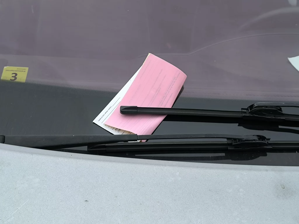 Donji Vakuf – Dok jedni dobijaju kazne kao na traci, drugi parkiraju gdje hoće: Šta kaže sarajevska policija