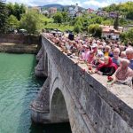 Donji Vakuf — Obilježena 34. godišnjica zločina nad Bošnjacima Višegrada, u Drinu spušteno 3.000 ruža