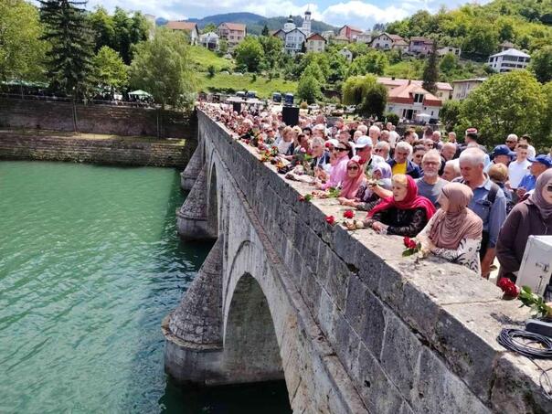 Donji Vakuf — Obilježena 34. godišnjica zločina nad Bošnjacima Višegrada, u Drinu spušteno 3.000 ruža