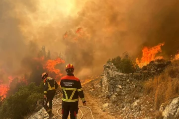 Donji Vakuf – Dramatično u Hercegovini: Vatrogasci spašavaju kuće, sve raspoložive snage na terenu