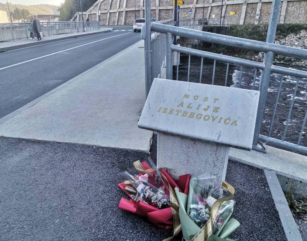 Donji Vakuf – Polaganje cvijeća na spomen ploču na mostu Alija Izetbegović u Donjem Vakufu
