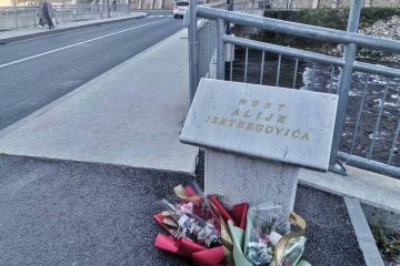 Donji Vakuf – Polaganje cvijeća na spomen ploču na mostu Alija Izetbegović u Donjem Vakufu