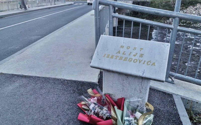 Donji Vakuf – Polaganje cvijeća na spomen ploču na mostu Alija Izetbegović u Donjem Vakufu